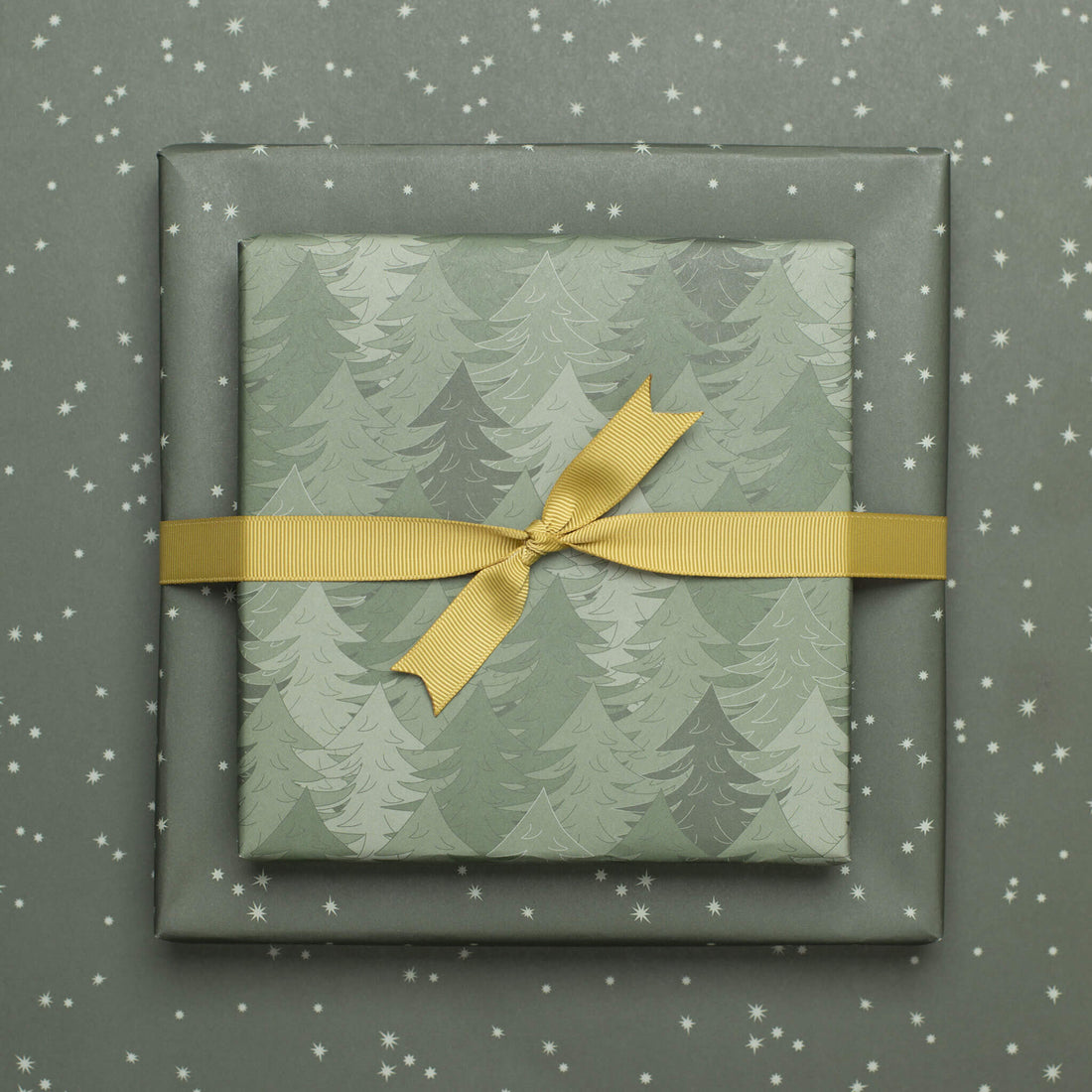 Geschenkpapier &quot;Wald&quot; und Sterne in grün - doppelseitig bedruckt auf 100% Recyclingpapier  von My Pretty Circus | RW-PIN2029-GR