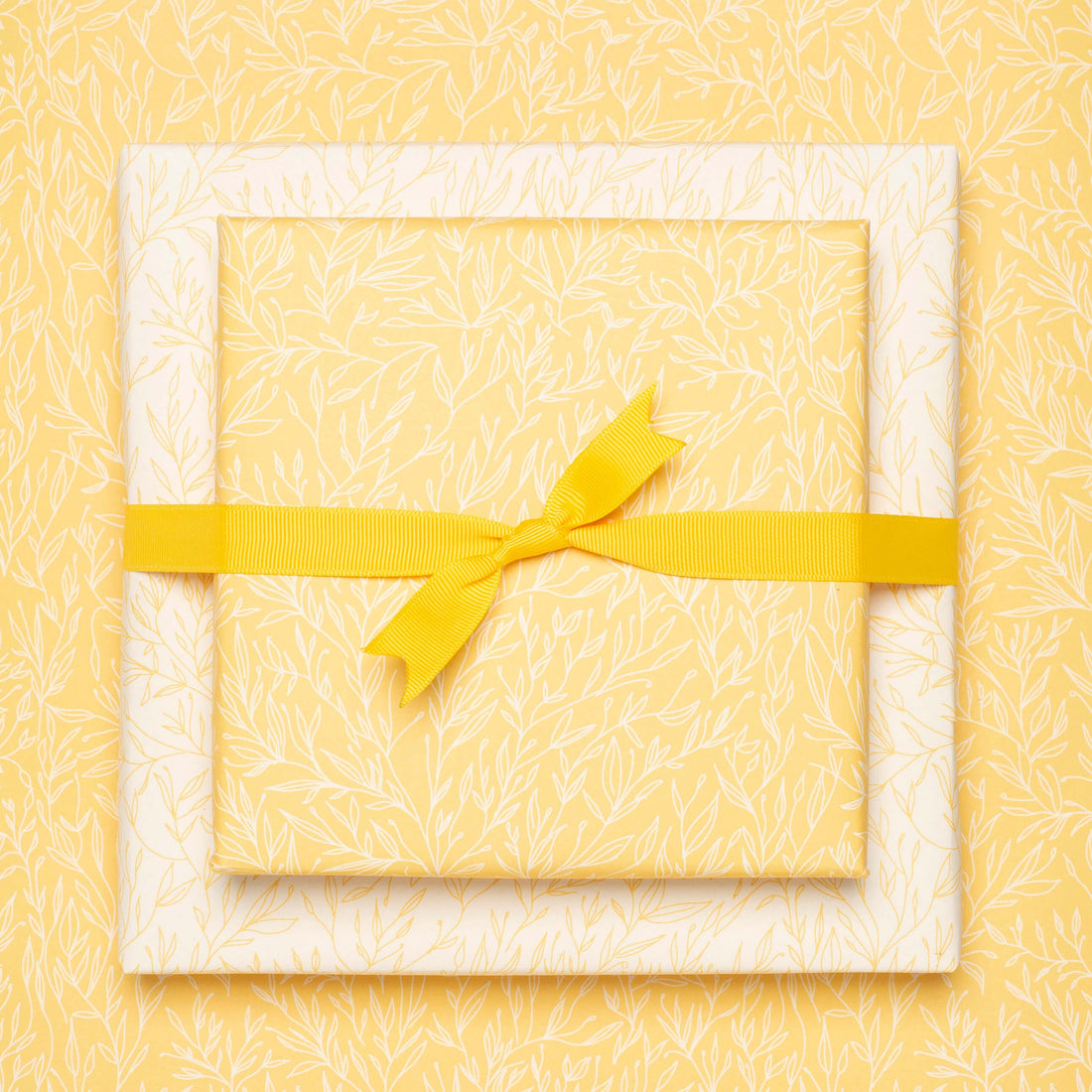 Geschenkpapier "Pflanzen" mit zartgelbem Pflanzenmuster - doppelseitig bedruckt auf 100% Recyclingpapier  von My Pretty Circus | RW-PLA2139-YE