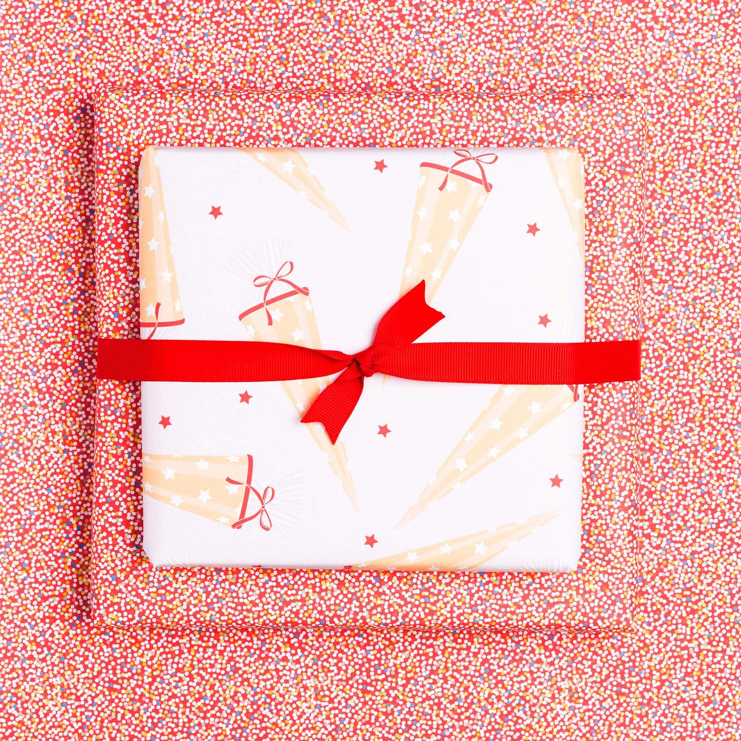 Geschenkpapier &quot;Schultüte&quot; und Zuckerperlen in rot - doppelseitig bedruckt auf 100% Recyclingpapier  von My Pretty Circus | RW-SCH2034-RE