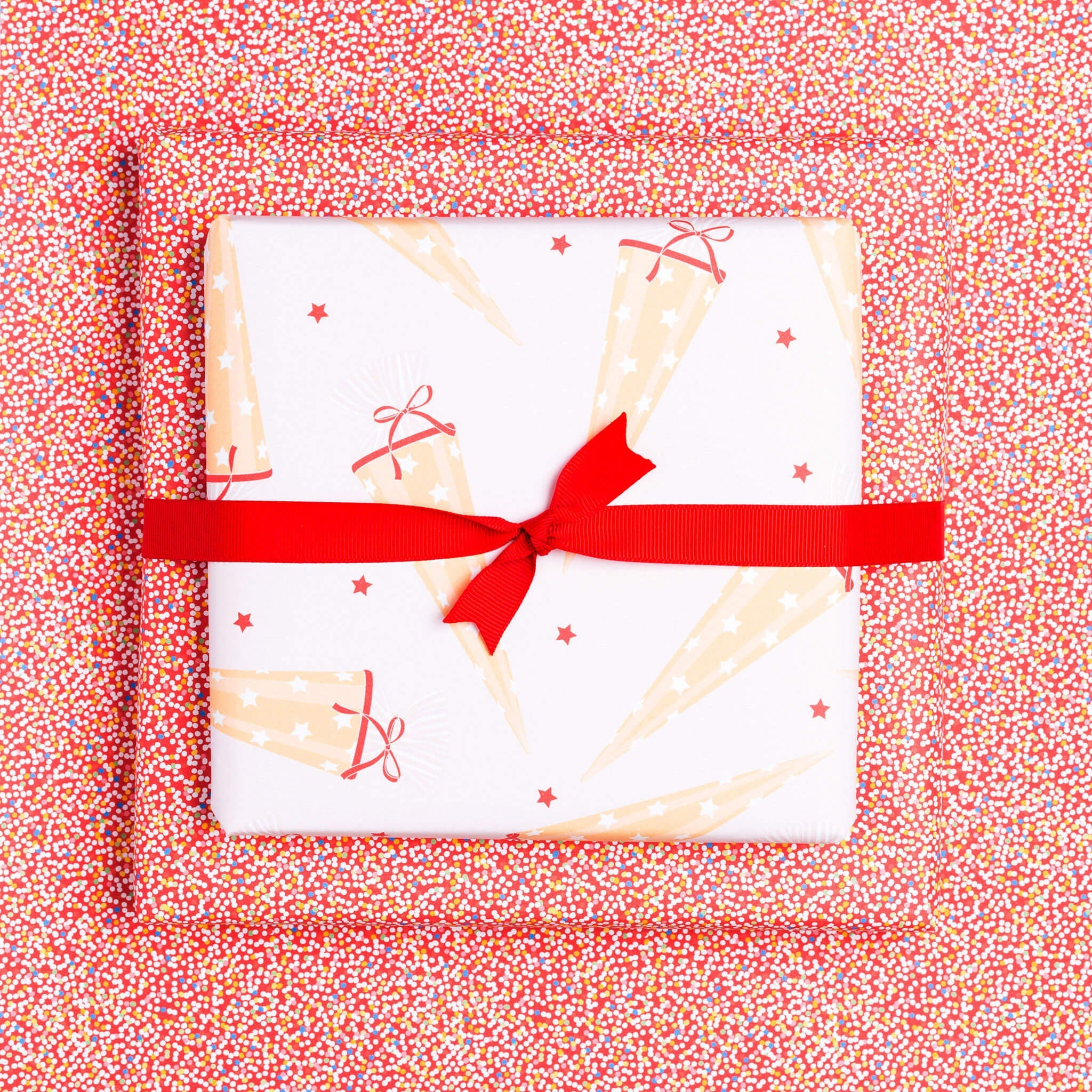 Geschenkpapier &quot;Schultüte&quot; und Zuckerperlen in rot - doppelseitig bedruckt auf 100% Recyclingpapier  von My Pretty Circus | RW-SCH2034-RE