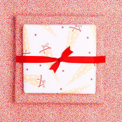 Geschenkpapier &quot;Schultüte&quot; und Zuckerperlen in rot - doppelseitig bedruckt auf 100% Recyclingpapier  von My Pretty Circus | RW-SCH2034-RE