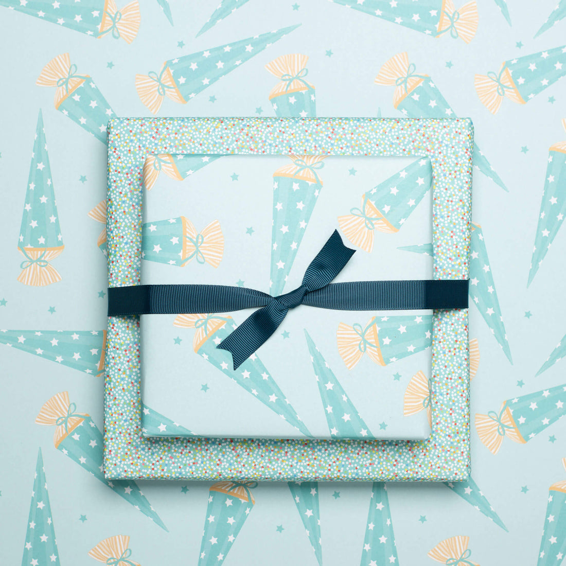 Geschenkpapier &quot;Schultüte&quot; und Zuckerperlen in türkis - doppelseitig bedruckt auf 100% Recyclingpapier  von My Pretty Circus | RW-SCH2036-TQ