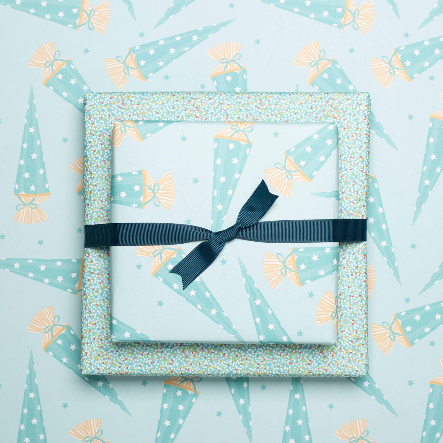 Geschenkpapier &quot;Schultüte&quot; und Zuckerperlen in türkis - doppelseitig bedruckt auf 100% Recyclingpapier  von My Pretty Circus | RW-SCH2036-TQ