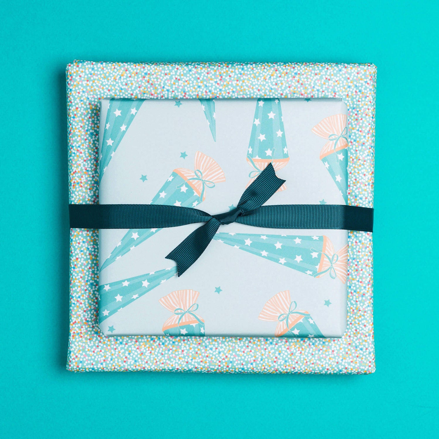 Geschenkpapier &quot;Schultüte&quot; und Zuckerperlen in türkis - doppelseitig bedruckt auf 100% Recyclingpapier  von My Pretty Circus | RW-SCH2036-TQ