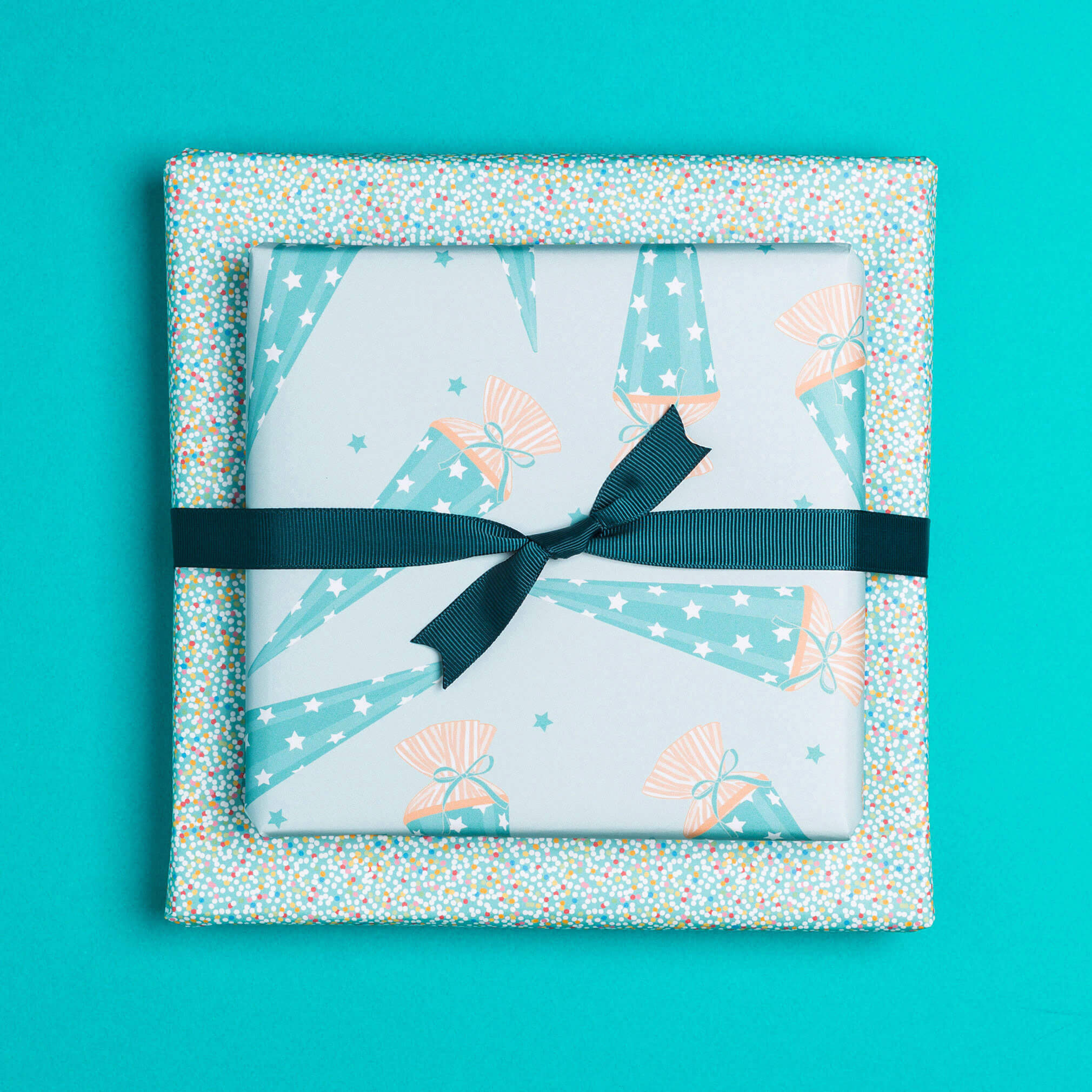 Geschenkpapier &quot;Schultüte&quot; und Zuckerperlen in türkis - doppelseitig bedruckt auf 100% Recyclingpapier  von My Pretty Circus | RW-SCH2036-TQ