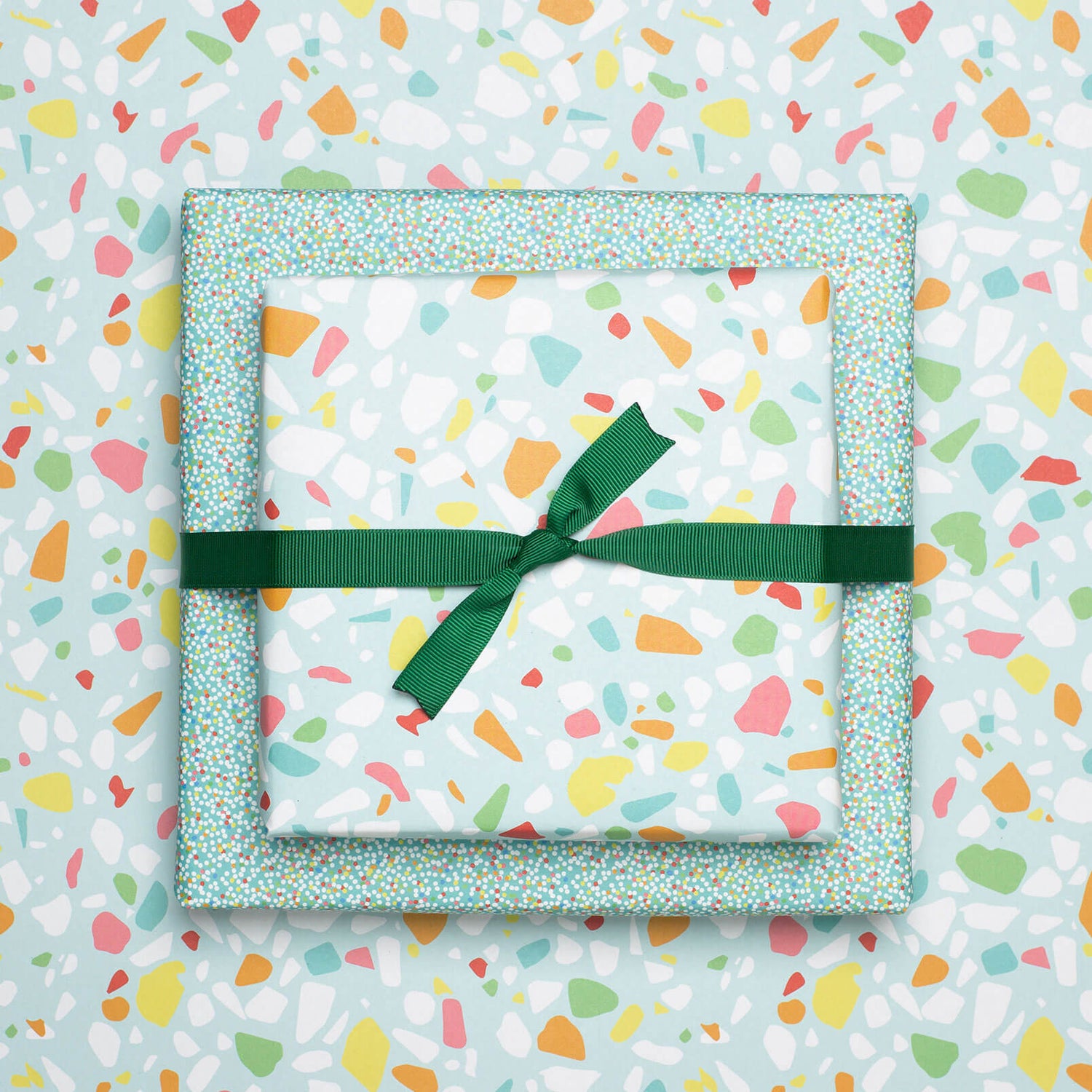 Geschenkpapier &quot;Terrazzo&quot; - mit türkis Terrazzomuster &amp; kleine Punkte - doppelseitig bedruckt auf 100% Recyclingpapier  von My Pretty Circus | RW-TER2037-TQ