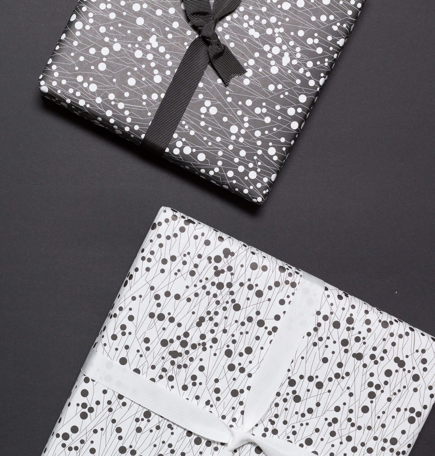 Geschenkpapier &quot;Dornen&quot; in schwarz und weiß - doppelseitig bedruckt auf 100% Recyclingpapier  von My Pretty Circus | RW-THO1605-BK