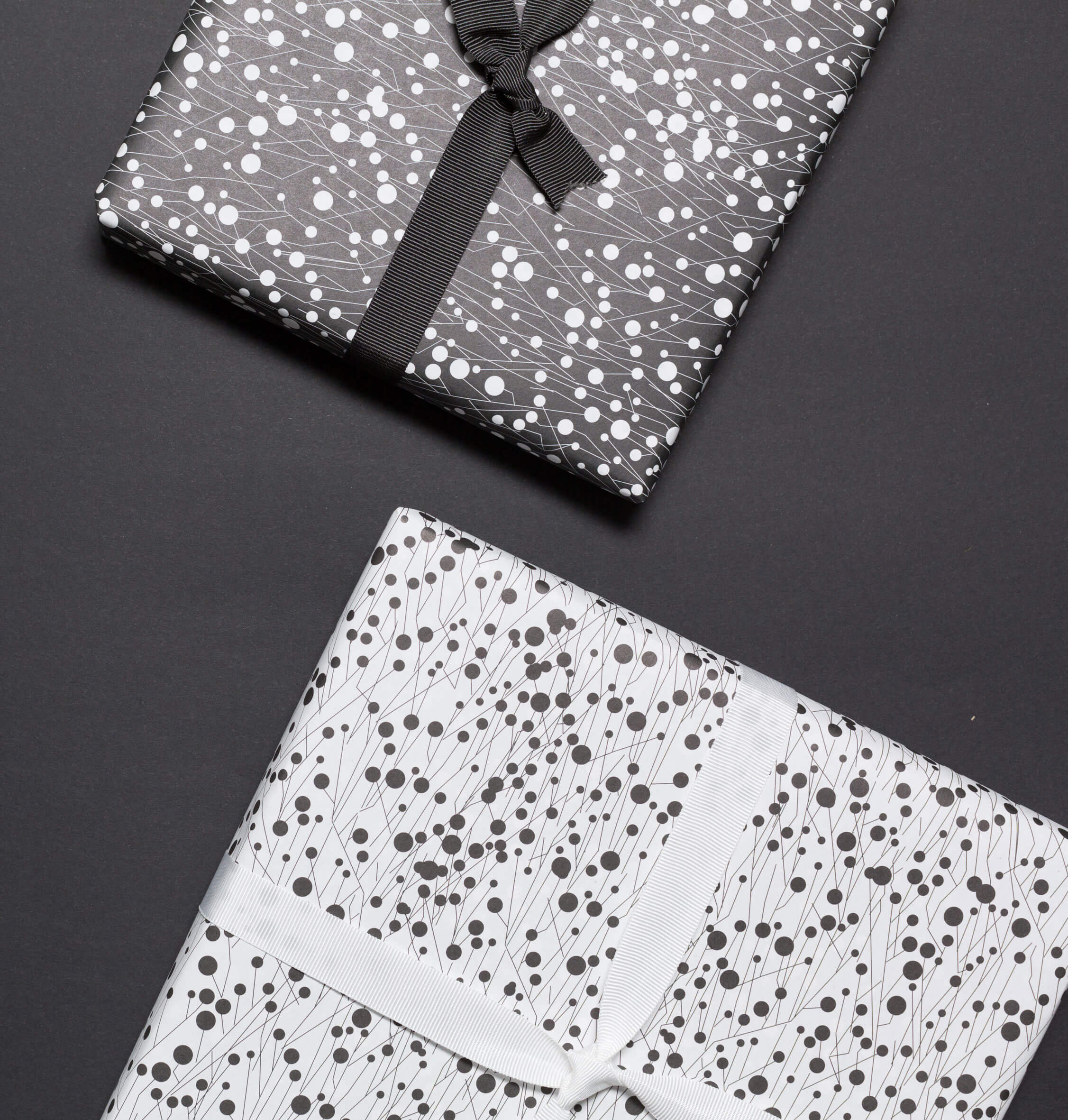 Geschenkpapier &quot;Dornen&quot; in schwarz und weiß - doppelseitig bedruckt auf 100% Recyclingpapier  von My Pretty Circus | RW-THO1605-BK