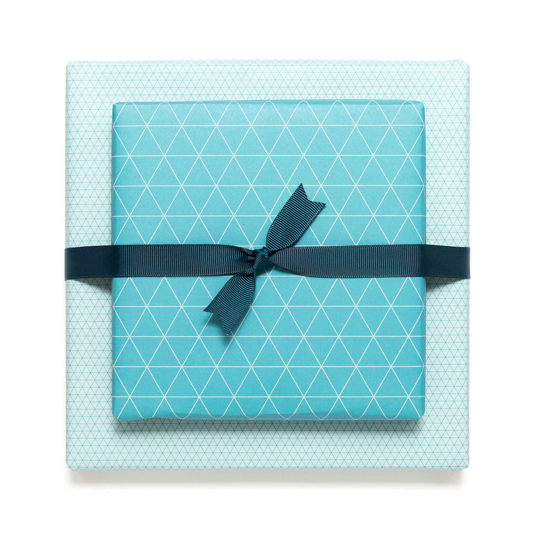 Geschenkpapier "Dreiecke" in türkis - doppelseitig bedruckt auf 100% Recyclingpapier  von My Pretty Circus | RW-TRA1821-TQ