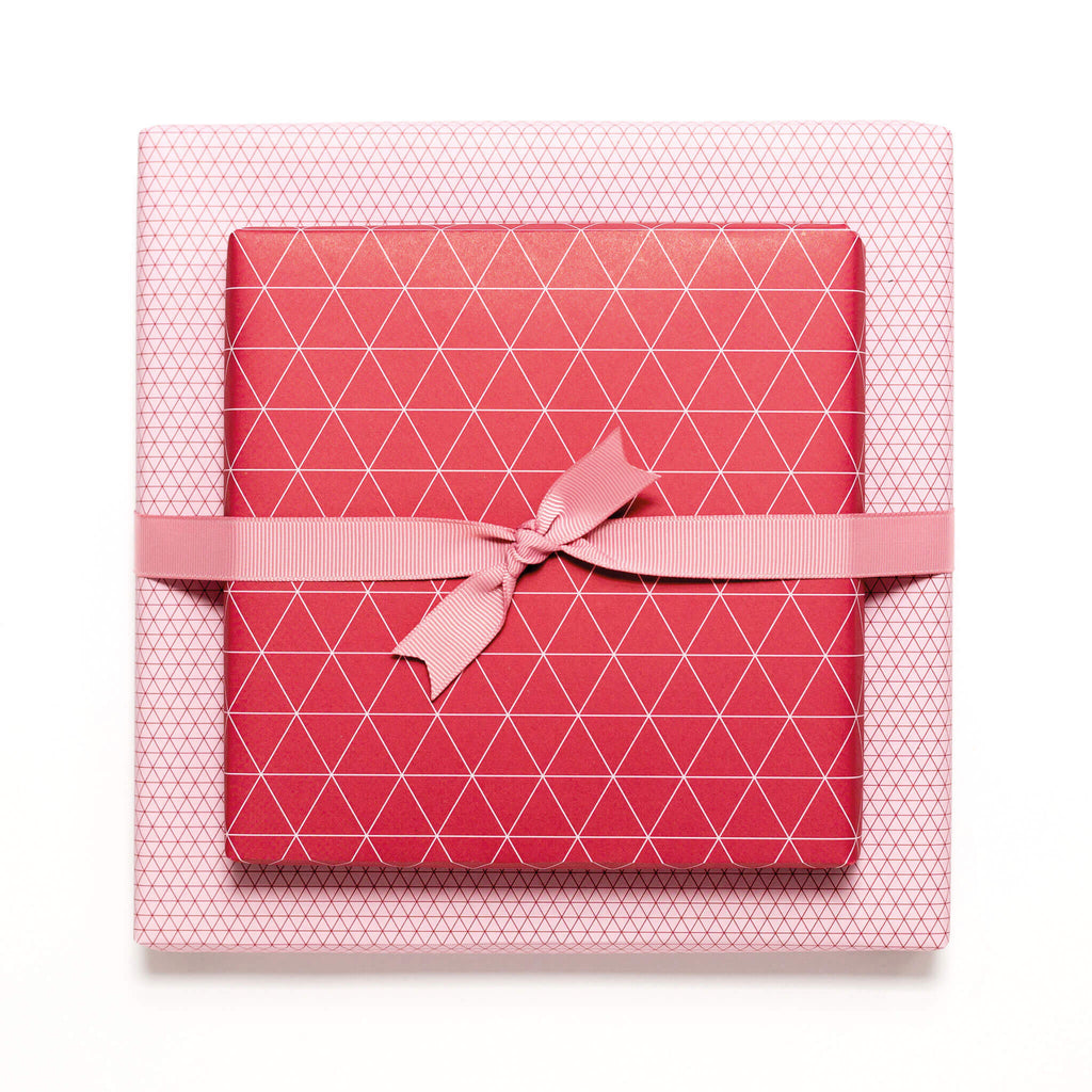 Geschenkpapier "Dreiecke" in dunkelrot und rosa - doppelseitig bedruckt auf 100% Recyclingpapier  von My Pretty Circus | RW-TRA1822-DR
