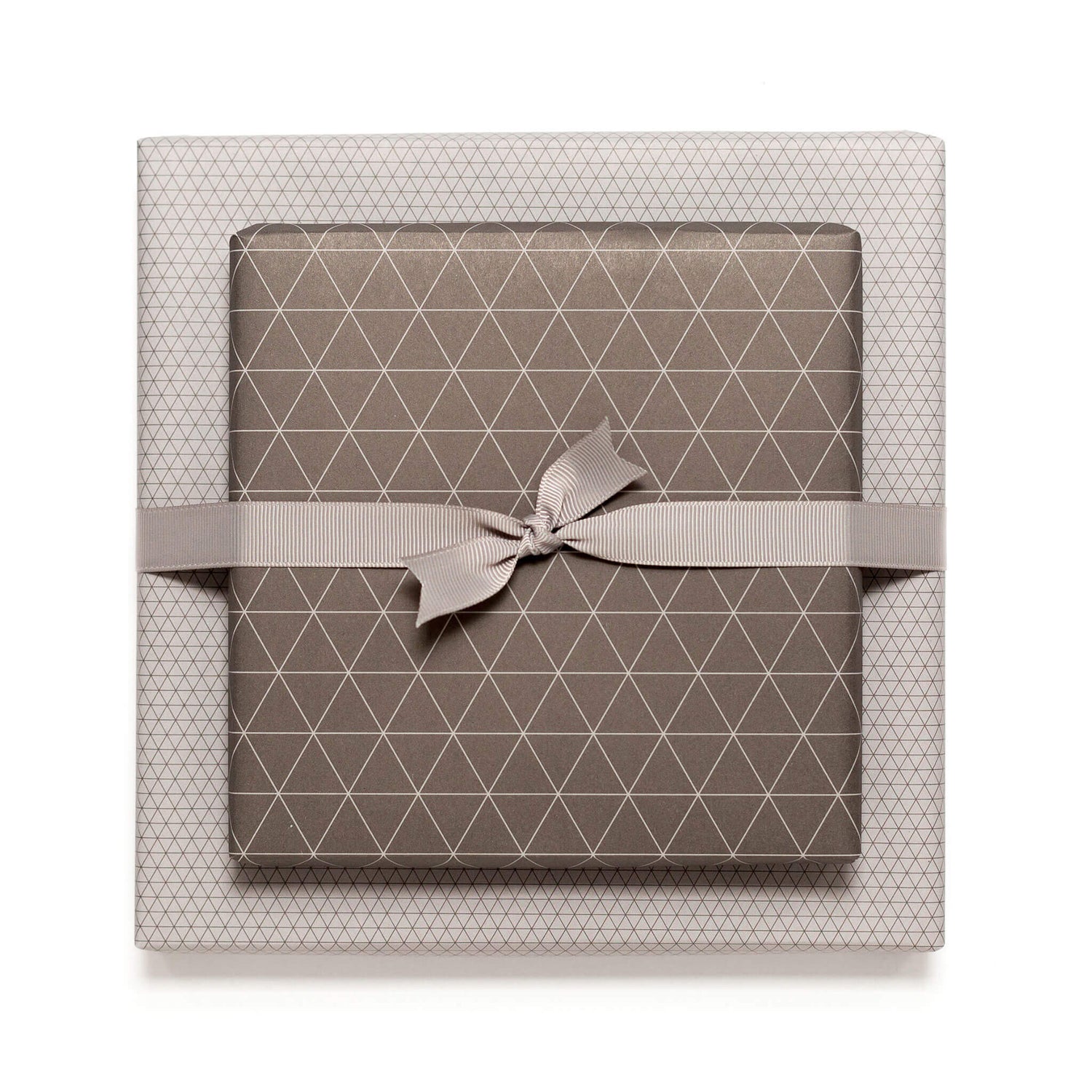 Geschenkpapier &quot;Dreiecke&quot; in braun - doppelseitig bedruckt auf 100% Recyclingpapier  von My Pretty Circus | RW-TRA1823-BR