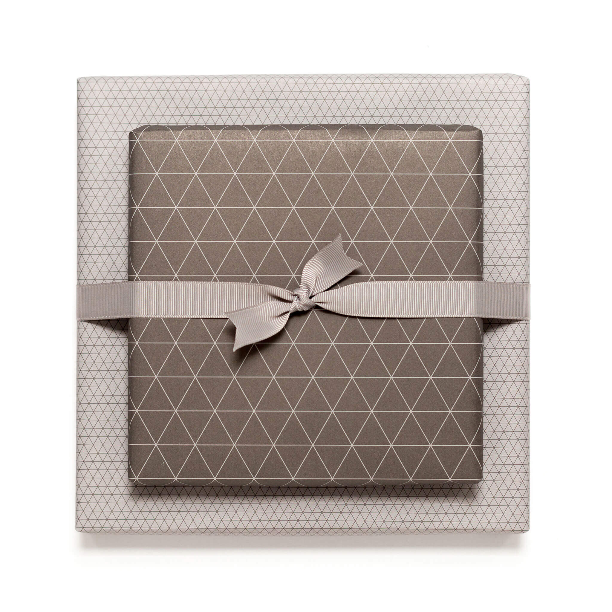 Geschenkpapier &quot;Dreiecke&quot; in braun - doppelseitig bedruckt auf 100% Recyclingpapier  von My Pretty Circus | RW-TRA1823-BR