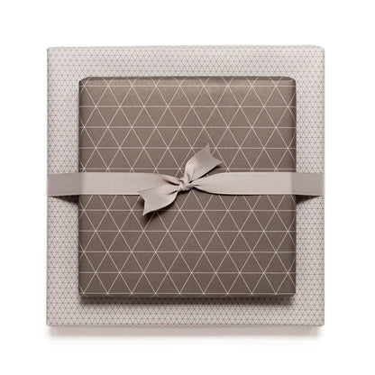 Geschenkpapier &quot;Dreiecke&quot; in braun - doppelseitig bedruckt auf 100% Recyclingpapier  von My Pretty Circus | RW-TRA1823-BR
