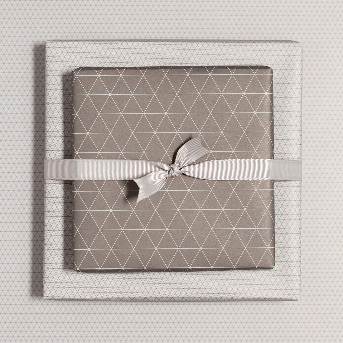 Geschenkpapier "Dreiecke" in braun - doppelseitig bedruckt auf 100% Recyclingpapier  von My Pretty Circus | RW-TRA1823-BR