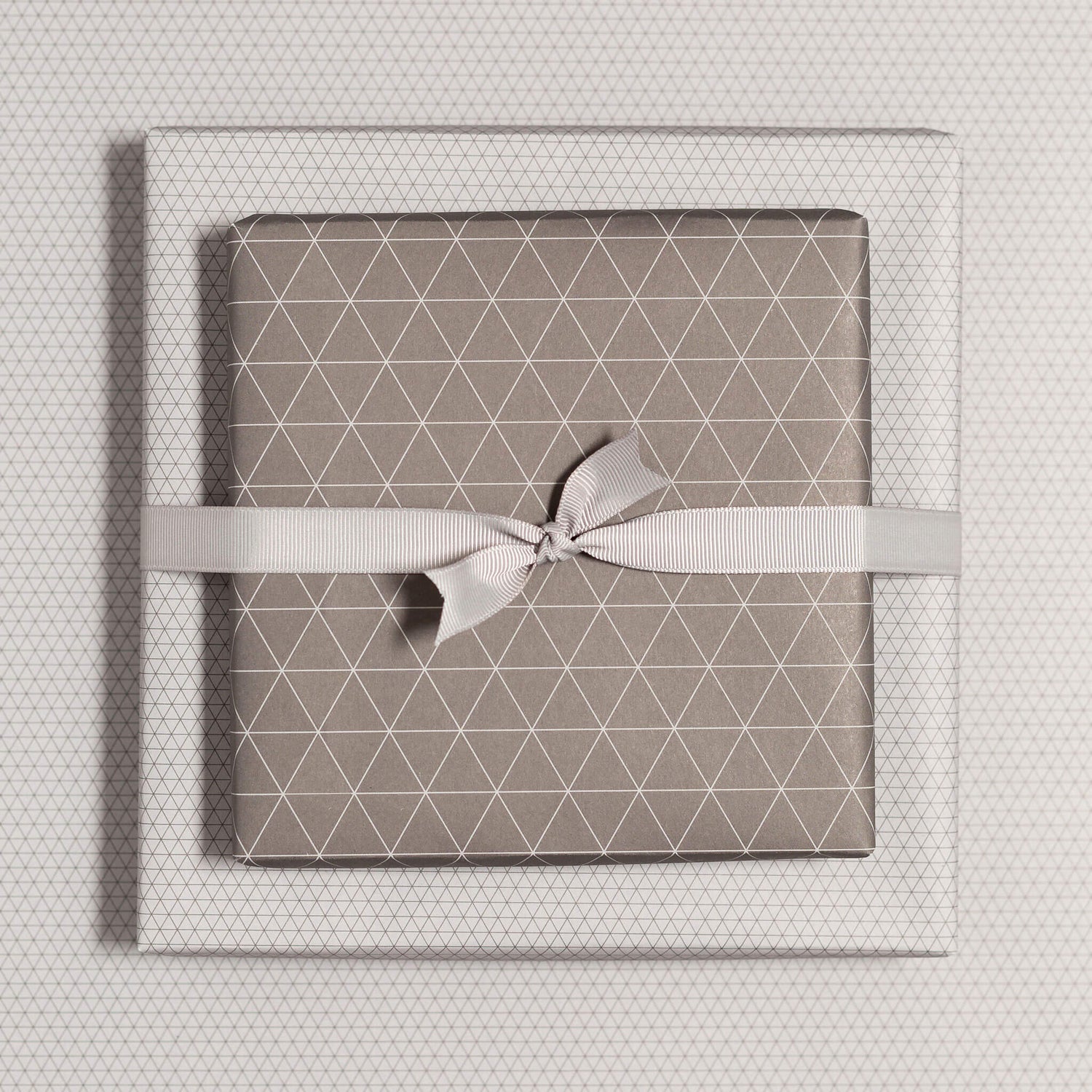 Geschenkpapier &quot;Dreiecke&quot; in braun - doppelseitig bedruckt auf 100% Recyclingpapier  von My Pretty Circus | RW-TRA1823-BR