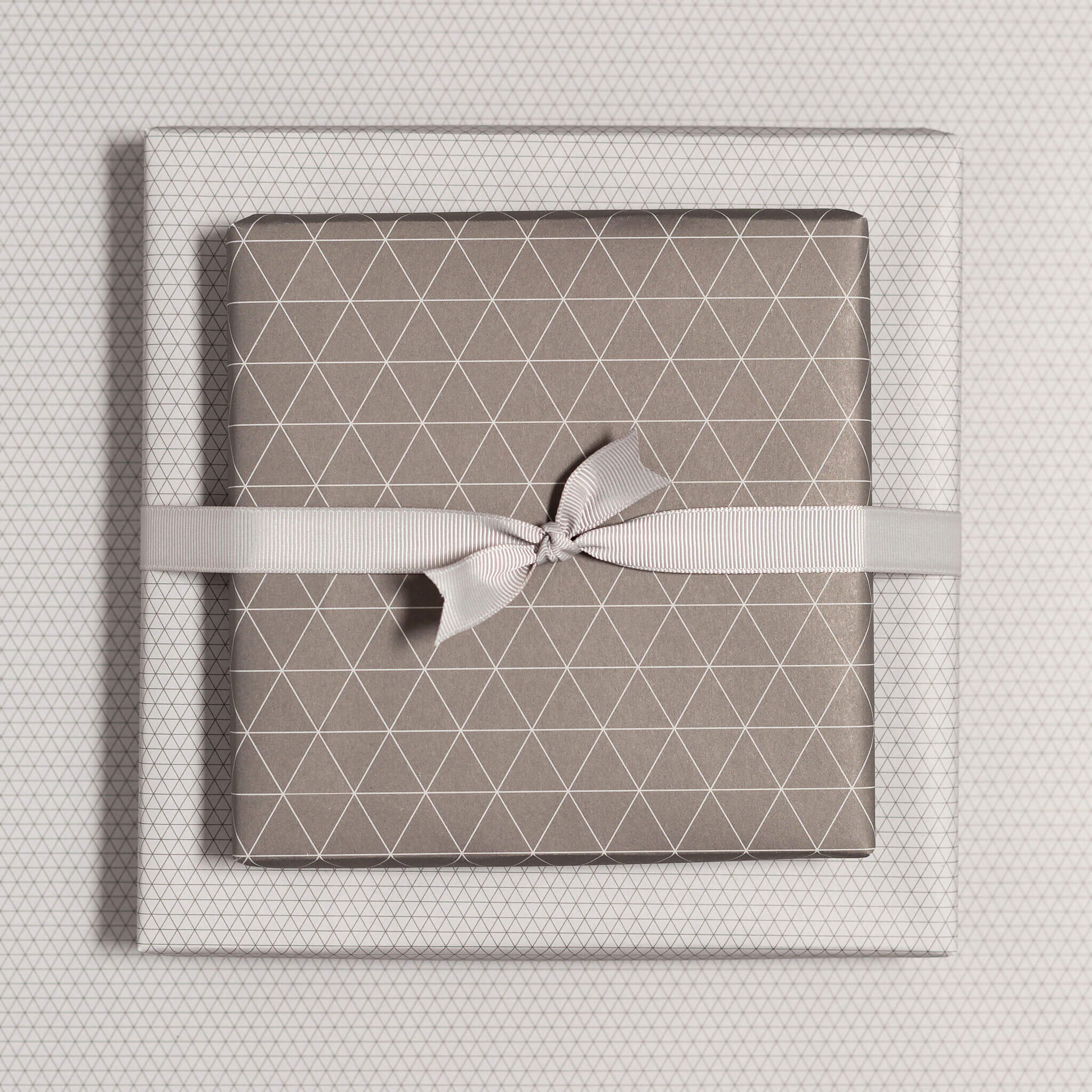 Geschenkpapier &quot;Dreiecke&quot; in braun - doppelseitig bedruckt auf 100% Recyclingpapier  von My Pretty Circus | RW-TRA1823-BR