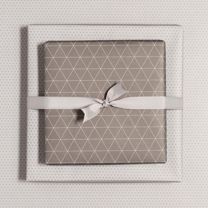 Geschenkpapier &quot;Dreiecke&quot; in braun - doppelseitig bedruckt auf 100% Recyclingpapier  von My Pretty Circus | RW-TRA1823-BR