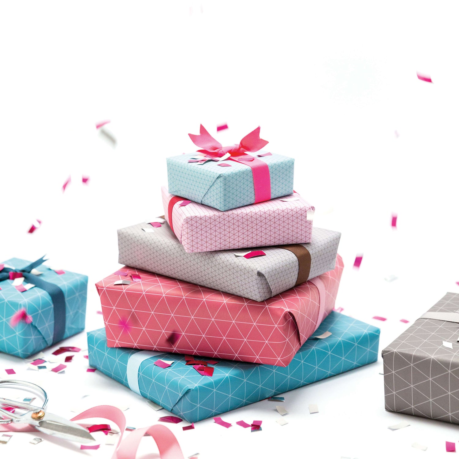 Geschenkpapier &quot;Dreiecke&quot; in braun - doppelseitig bedruckt auf 100% Recyclingpapier  von My Pretty Circus | RW-TRA1823-BR