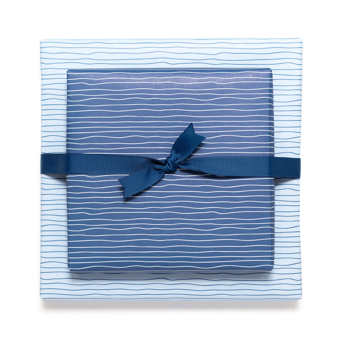 Geschenkpapier "Wasser" in hellblau und blau - doppelseitig bedruckt auf 100% Recyclingpapier  von My Pretty Circus | RW-WAT1824-BL