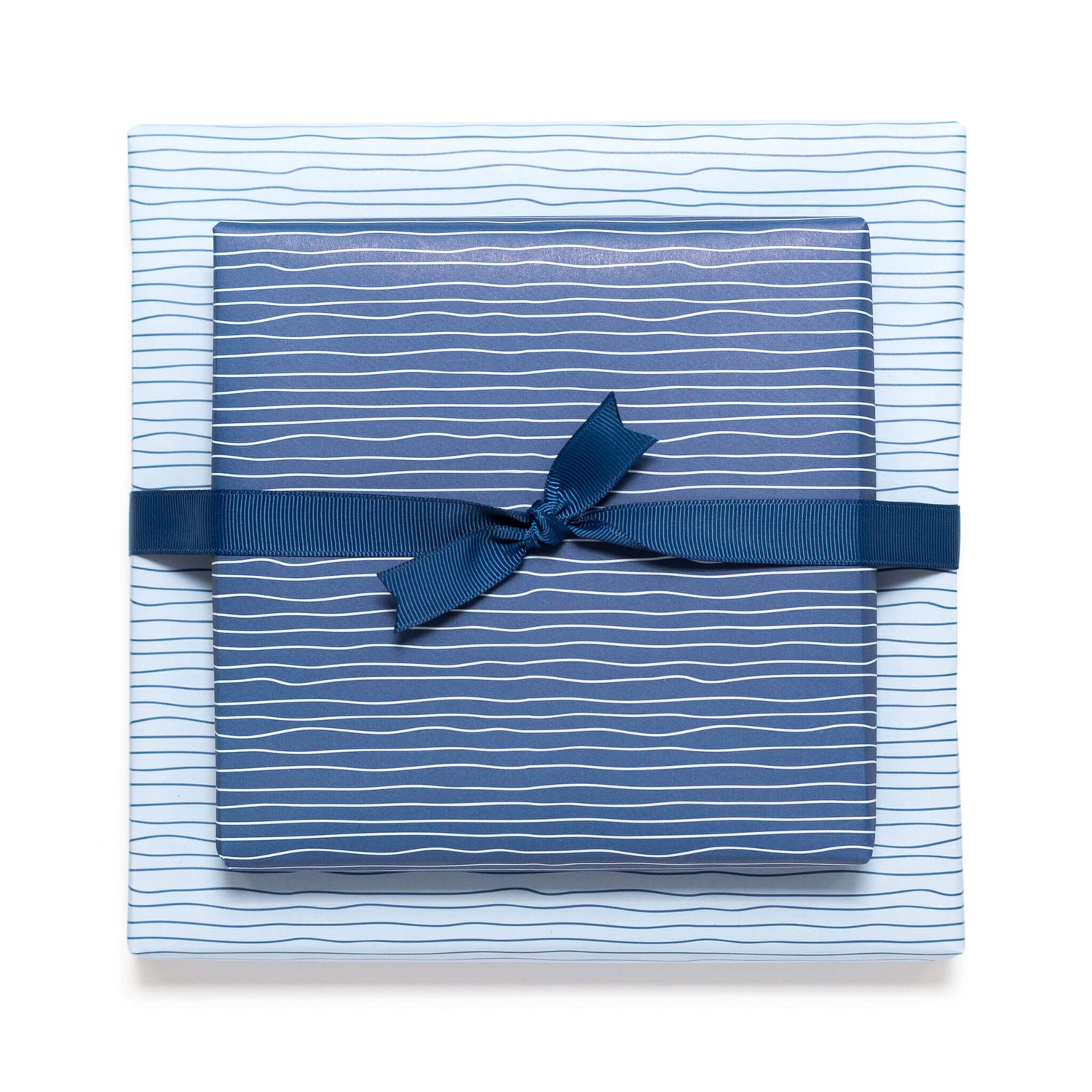Geschenkpapier &quot;Wasser&quot; in hellblau und blau - doppelseitig bedruckt auf 100% Recyclingpapier  von My Pretty Circus | RW-WAT1824-BL