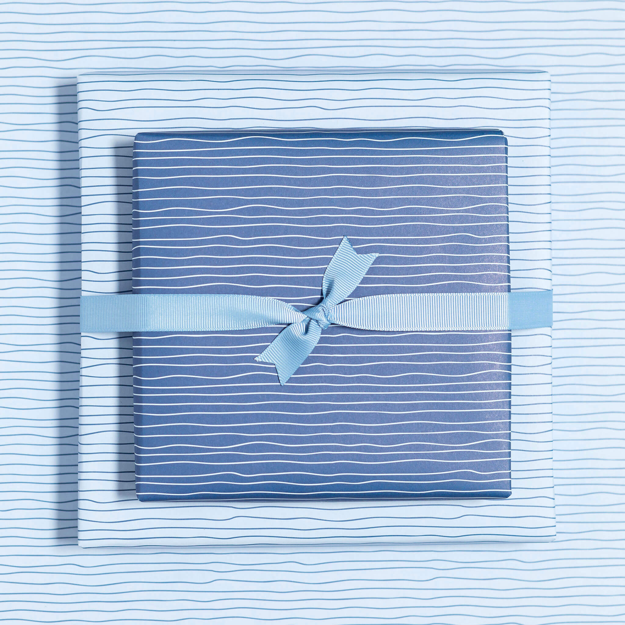 Geschenkpapier &quot;Wasser&quot; in hellblau und blau - doppelseitig bedruckt auf 100% Recyclingpapier  von My Pretty Circus | RW-WAT1824-BL