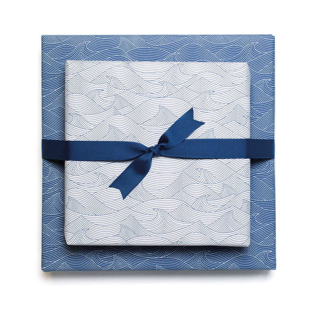 Geschenkpapier "Wellen" in weiß und blau - doppelseitig bedruckt auf 100% Recyclingpapier  von My Pretty Circus | RW-WAV2241-BL