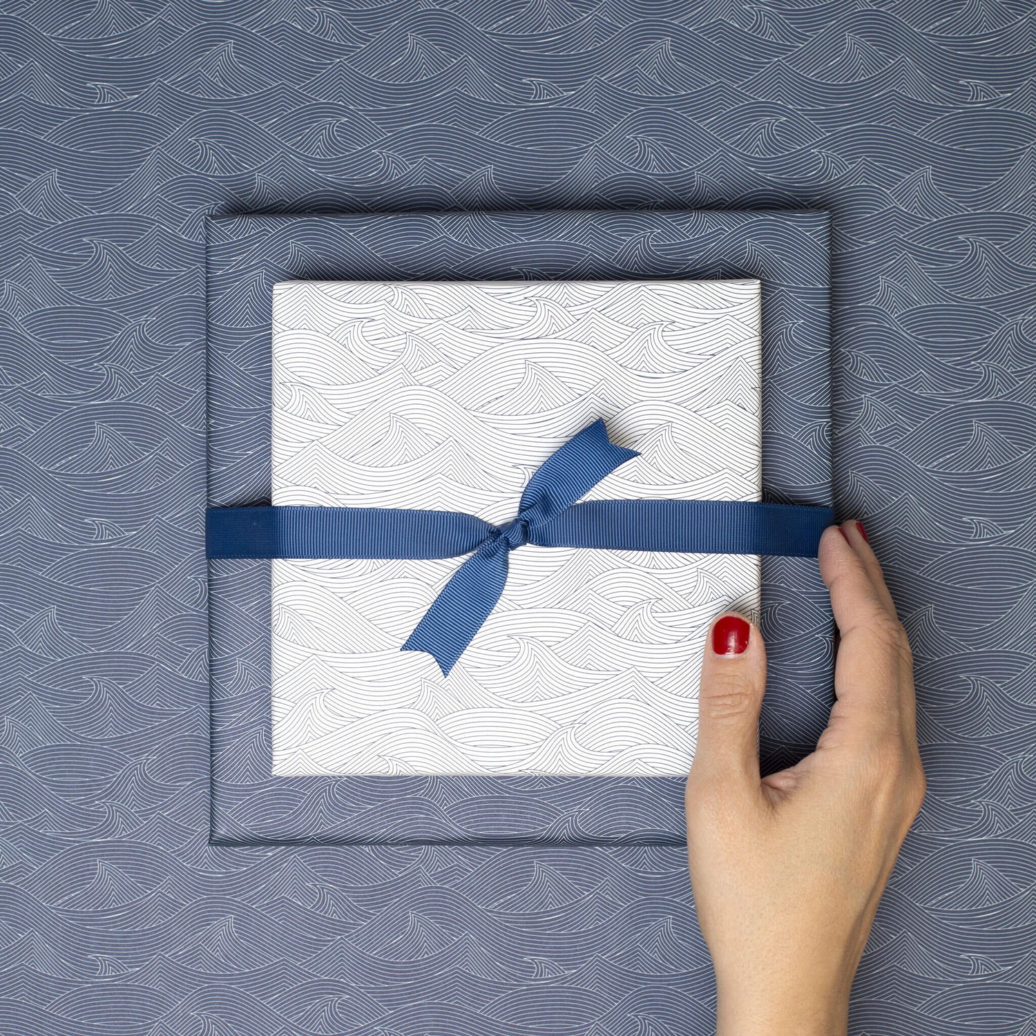 Geschenkpapier &quot;Wellen&quot; in weiß und blau - doppelseitig bedruckt auf 100% Recyclingpapier  von My Pretty Circus | RW-WAV2241-BL