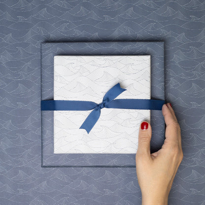 Geschenkpapier &quot;Wellen&quot; in weiß und blau - doppelseitig bedruckt auf 100% Recyclingpapier  von My Pretty Circus | RW-WAV2241-BL