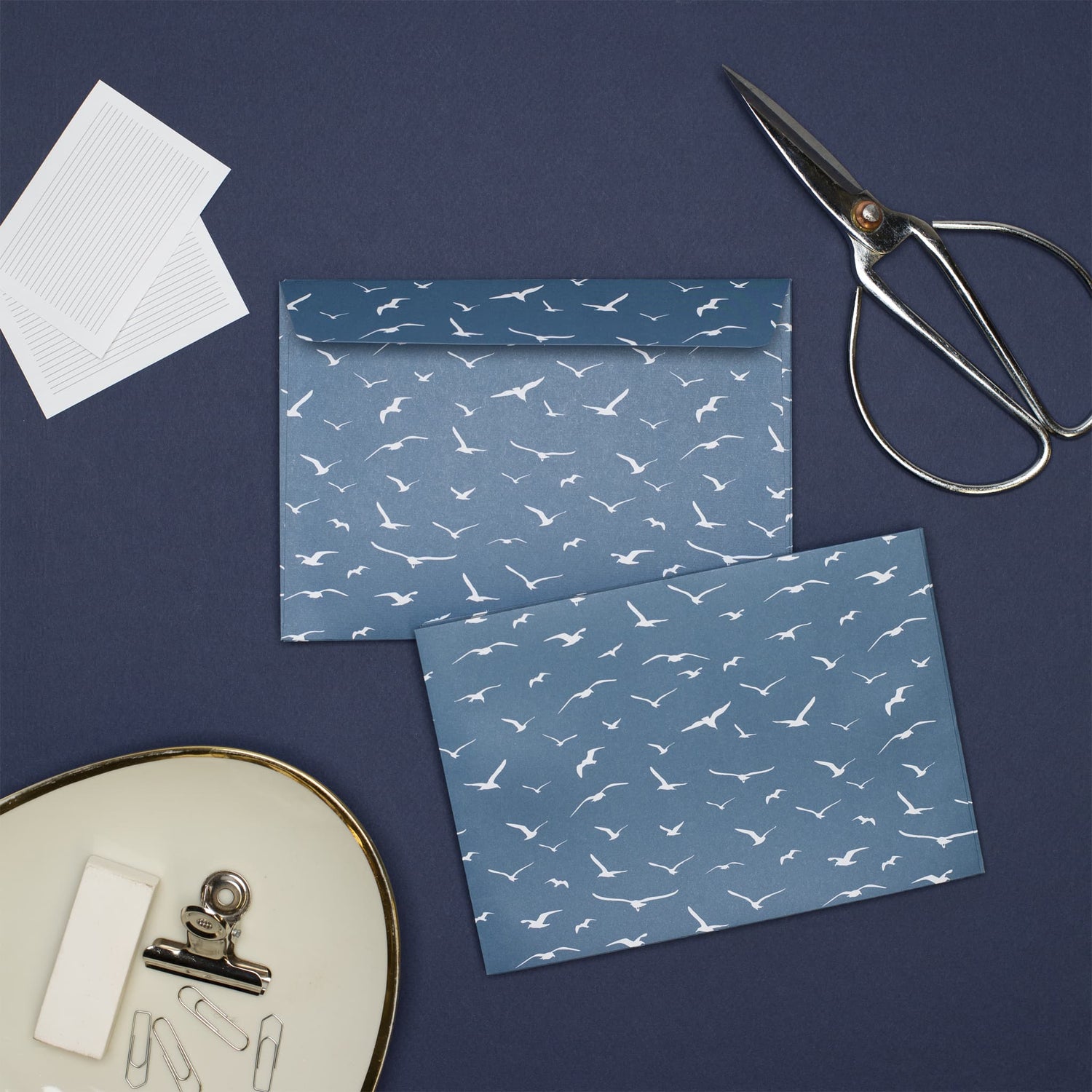 Briefpapier Set &quot;Wellen&quot; - 25 Blatt in DIN A5 mit maritimen Motiv und 10 Briefumschlägen mit Wellenmuster sowie Etiketten zum Beschriften von My Pretty Circus | LE-WAV2201-WH