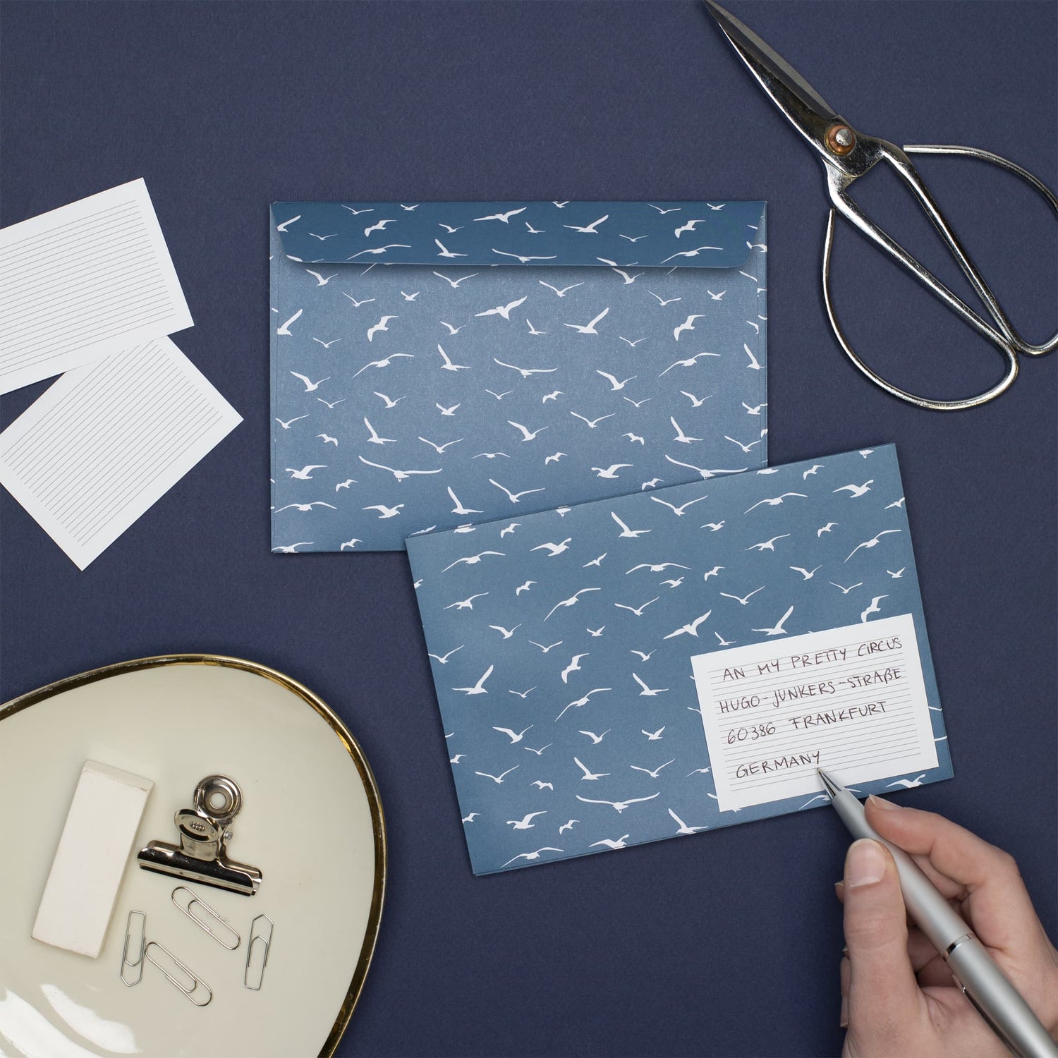 Briefpapier Set &quot;Wellen&quot; - 25 Blatt in DIN A5 mit maritimen Motiv und 10 Briefumschlägen mit Wellenmuster sowie Etiketten zum Beschriften von My Pretty Circus | LE-WAV2201-WH