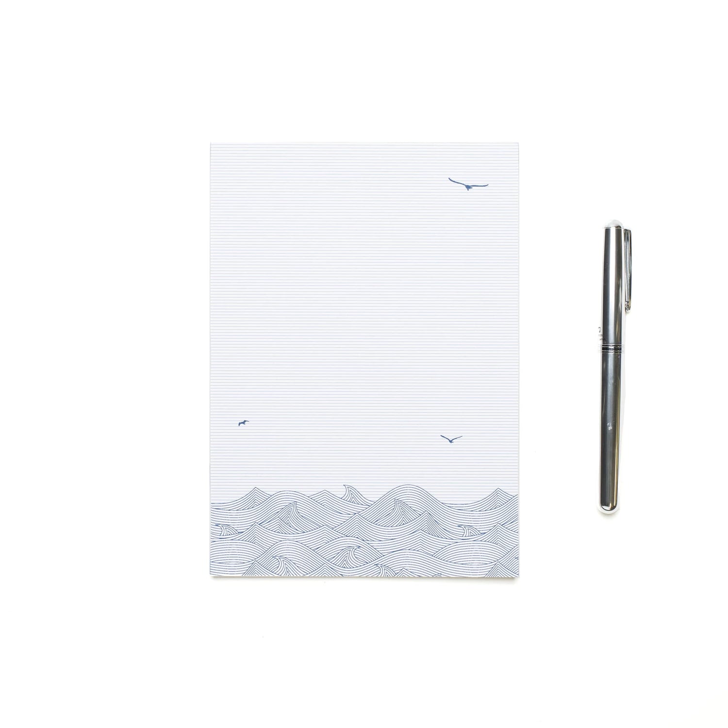Briefpapier Set &quot;Wellen&quot; - 25 Blatt in DIN A5 mit maritimen Motiv und 10 Briefumschlägen mit Wellenmuster sowie Etiketten zum Beschriften von My Pretty Circus | LE-WAV2201-WH