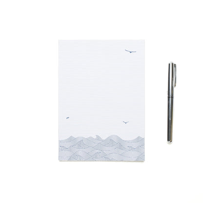 Briefpapier Set &quot;Wellen&quot; - 25 Blatt in DIN A5 mit maritimen Motiv und 10 Briefumschlägen mit Wellenmuster sowie Etiketten zum Beschriften von My Pretty Circus | LE-WAV2201-WH