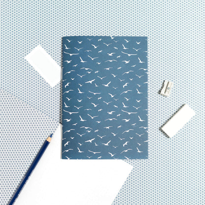 Notizheft &quot;Möwen&quot; - Notizbuch in DIN A5 mit maritimem blauem Möwen Motiv - Recyclingpapier von My Pretty Circus | NB-BIR1801-PT