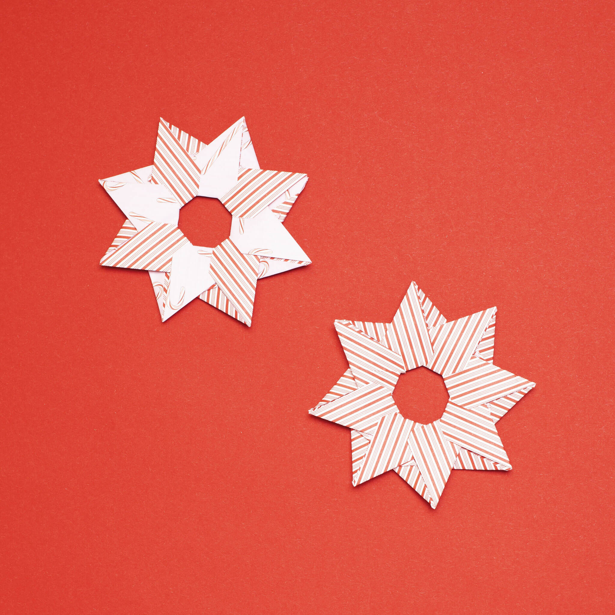 Origami Papier &quot;Zuckerstangen&quot; -  25 Blatt doppelseitiges Faltpapier mit rosa rotem Candy Cane Muster aus 15x15cm Recyclingpapier-OR-CAN2106-RO | My Pretty Circus