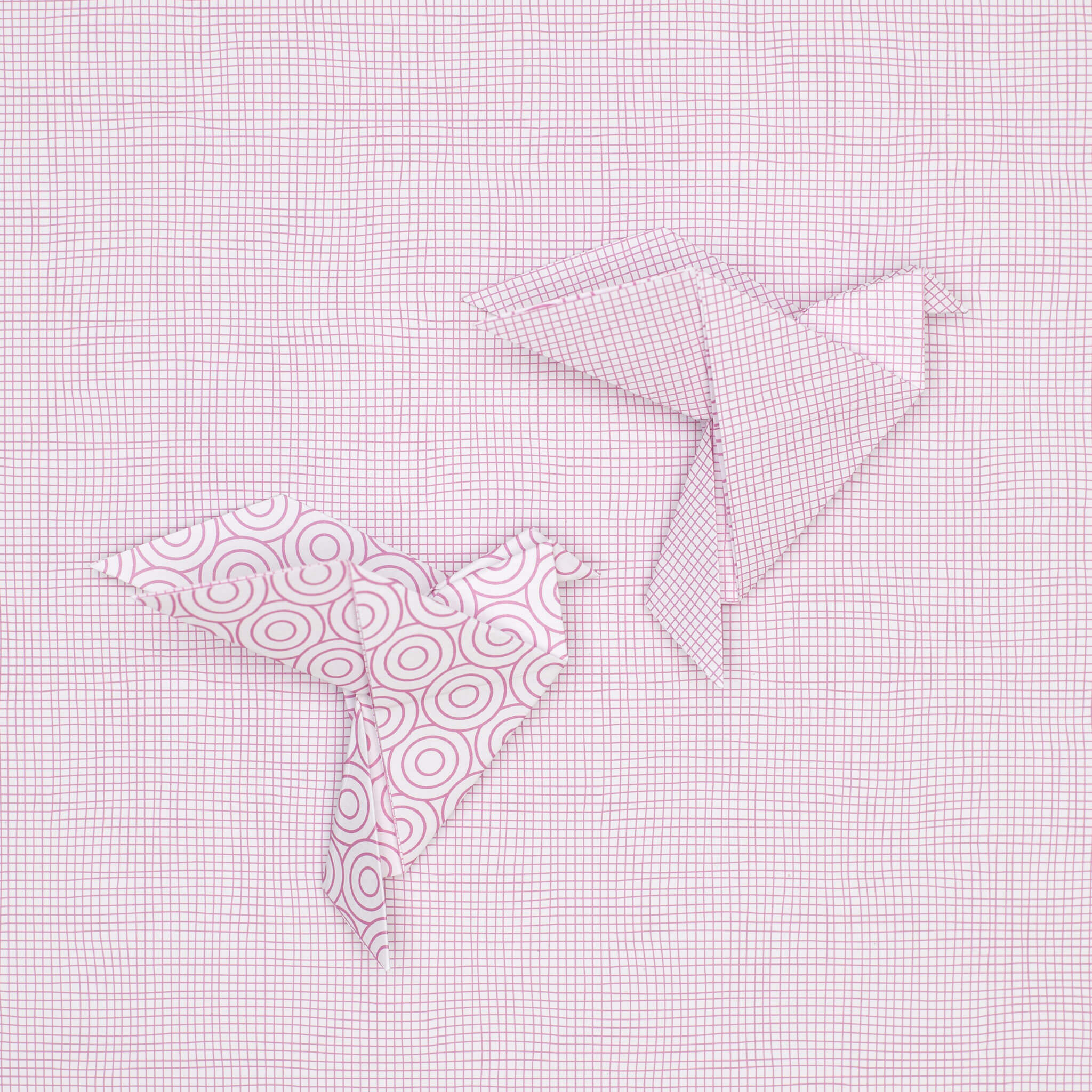 Origami Papier rosa &quot;Kreise&quot; für kreatives Basteln - 25 Blatt doppelseitiges Faltpapier mit weiß rosa Kreis- und Netzmuster aus 15x15cm Recyclingpapier-OR-CIR2102-PI | My Pretty Circus