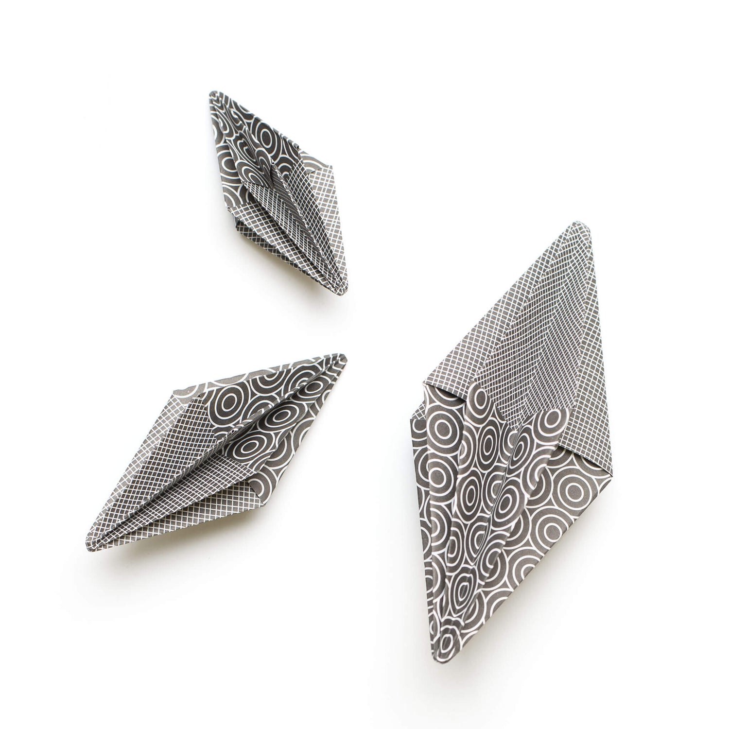Origami Papier schwarze &quot;Kreise&quot; für kreatives Basteln - 25 Blatt doppelseitiges Faltpapier mit schwarz weißem Kreis- und Netzmuster aus 15x15cm Recyclingpapier-OR-CIR2208-BL | My Pretty Circus