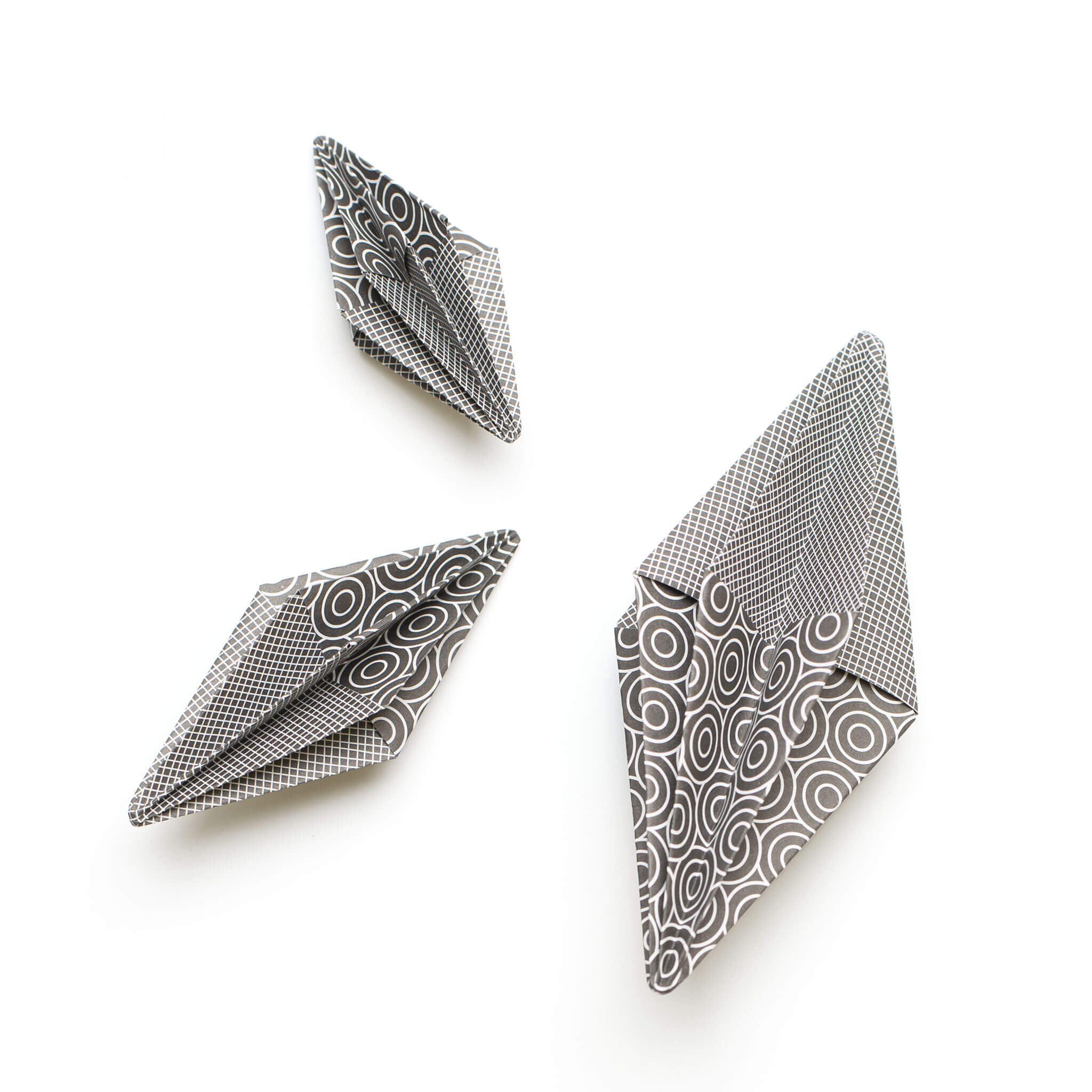 Origami Papier schwarze &quot;Kreise&quot; für kreatives Basteln - 25 Blatt doppelseitiges Faltpapier mit schwarz weißem Kreis- und Netzmuster aus 15x15cm Recyclingpapier-OR-CIR2208-BL | My Pretty Circus