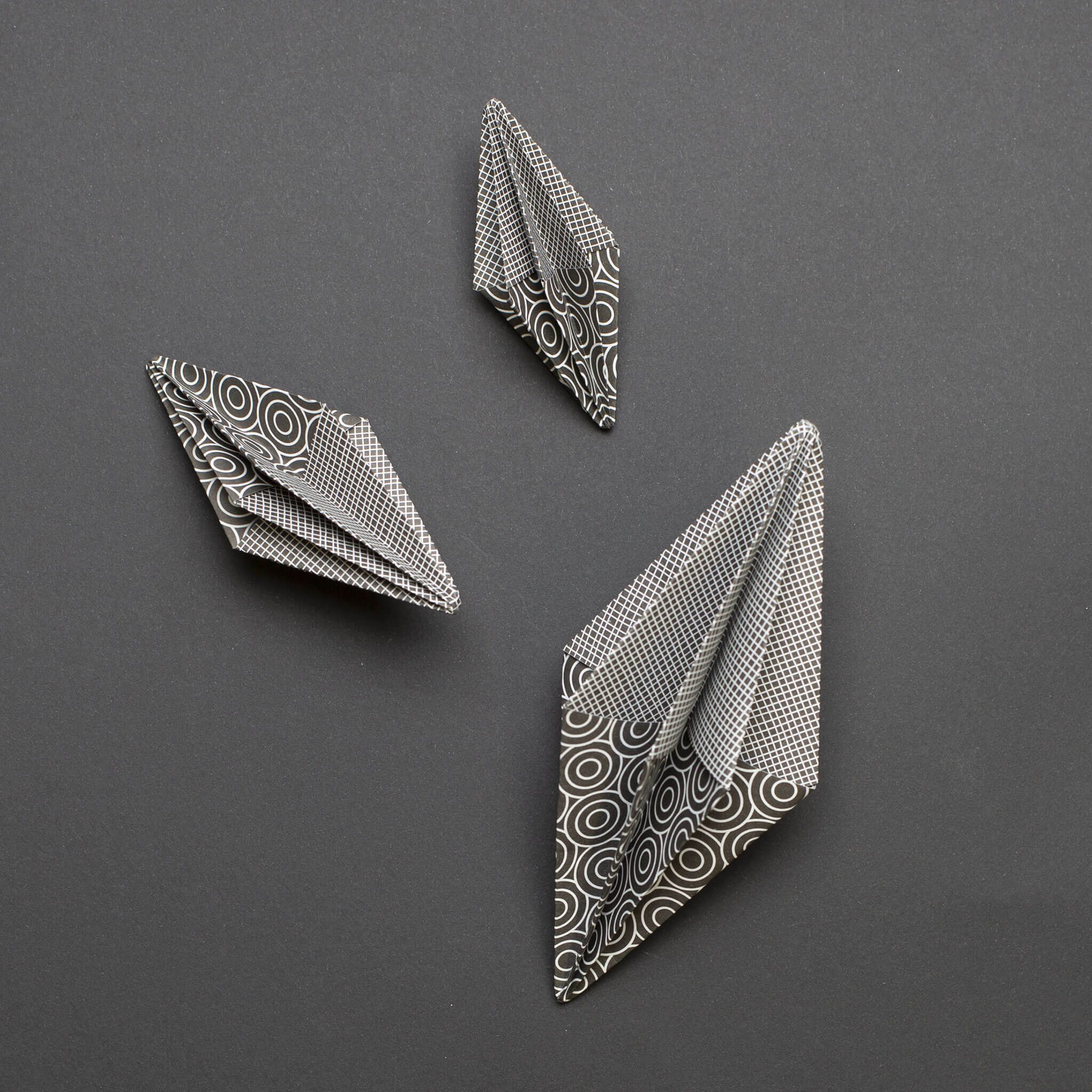 Origami Papier schwarze &quot;Kreise&quot; für kreatives Basteln - 25 Blatt doppelseitiges Faltpapier mit schwarz weißem Kreis- und Netzmuster aus 15x15cm Recyclingpapier-OR-CIR2208-BL | My Pretty Circus