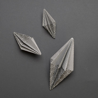 Origami Papier schwarze &quot;Kreise&quot; für kreatives Basteln - 25 Blatt doppelseitiges Faltpapier mit schwarz weißem Kreis- und Netzmuster aus 15x15cm Recyclingpapier-OR-CIR2208-BL | My Pretty Circus