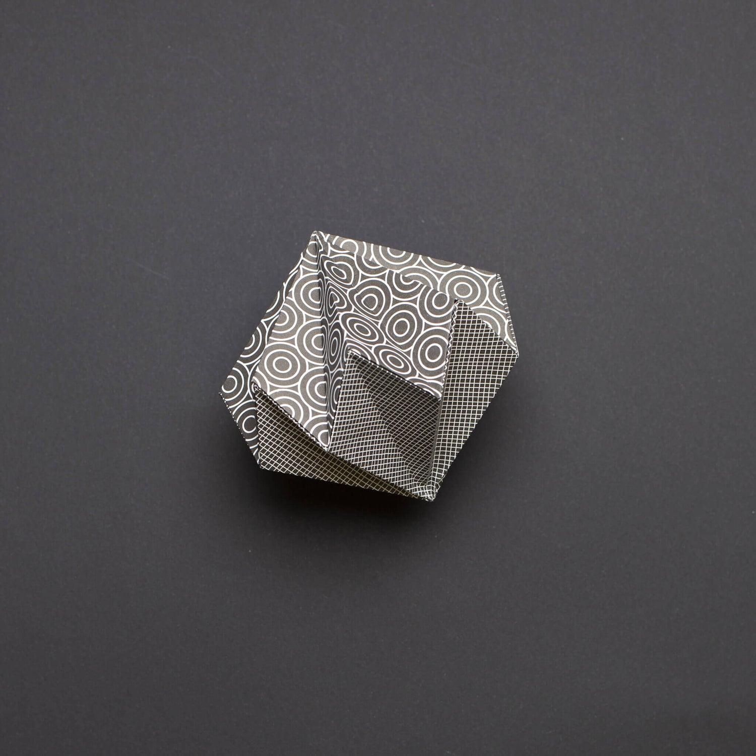 Origami Papier schwarze &quot;Kreise&quot; für kreatives Basteln - 25 Blatt doppelseitiges Faltpapier mit schwarz weißem Kreis- und Netzmuster aus 15x15cm Recyclingpapier-OR-CIR2208-BL | My Pretty Circus