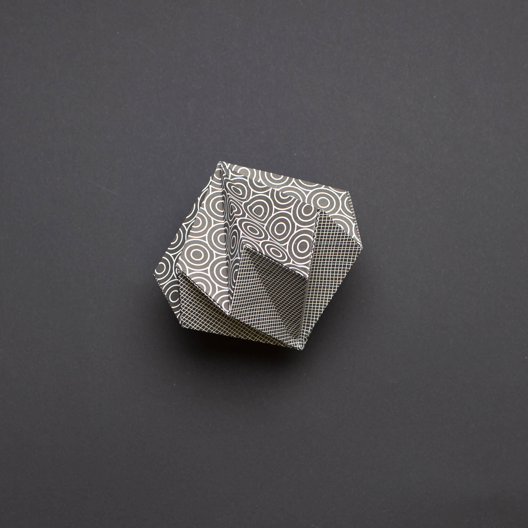 Origami Papier schwarze &quot;Kreise&quot; für kreatives Basteln - 25 Blatt doppelseitiges Faltpapier mit schwarz weißem Kreis- und Netzmuster aus 15x15cm Recyclingpapier-OR-CIR2208-BL | My Pretty Circus