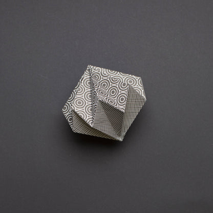 Origami Papier schwarze &quot;Kreise&quot; für kreatives Basteln - 25 Blatt doppelseitiges Faltpapier mit schwarz weißem Kreis- und Netzmuster aus 15x15cm Recyclingpapier-OR-CIR2208-BL | My Pretty Circus