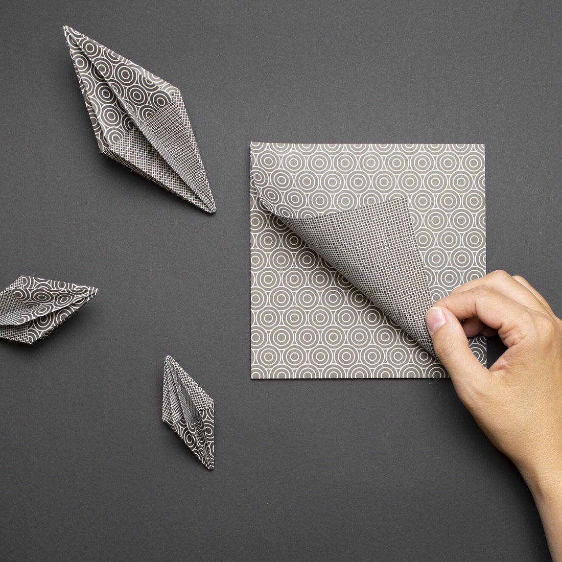 Origami Papier schwarze &quot;Kreise&quot; für kreatives Basteln - 25 Blatt doppelseitiges Faltpapier mit schwarz weißem Kreis- und Netzmuster aus 15x15cm Recyclingpapier-OR-CIR2208-BL | My Pretty Circus