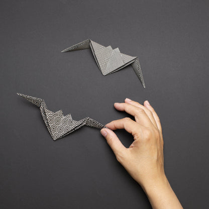 Origami Papier schwarze &quot;Kreise&quot; für kreatives Basteln - 25 Blatt doppelseitiges Faltpapier mit schwarz weißem Kreis- und Netzmuster aus 15x15cm Recyclingpapier-OR-CIR2208-BL | My Pretty Circus