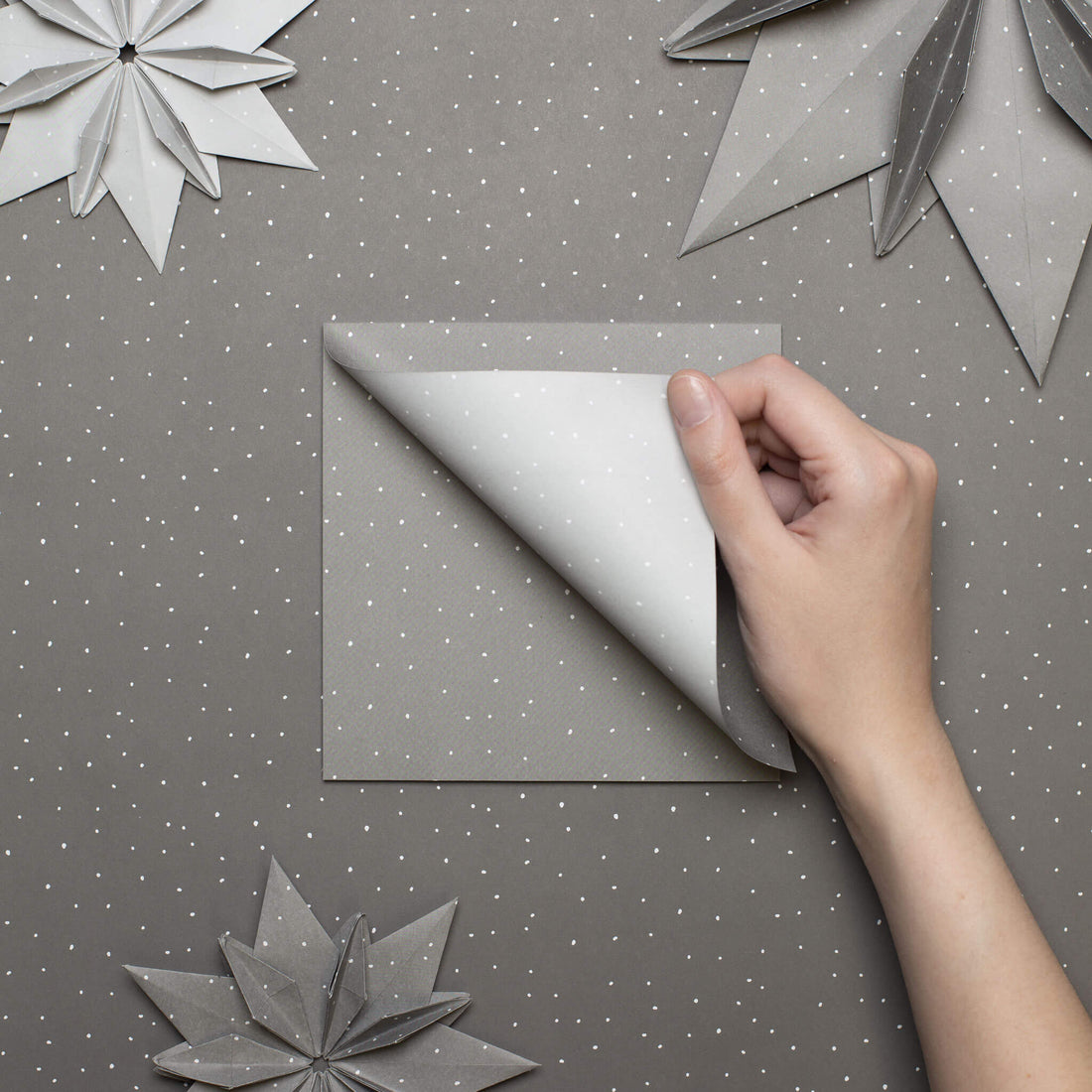 Origami Papier &quot;Schneesturm&quot; für kreatives Basteln - 25 Blatt doppelseitiges Faltpapier mit weißen Punkten auf grauem Hintergrund aus 15x15cm Recyclingpapier-OR-SNO2210-GR | My Pretty Circus