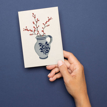 Postkarte Bembel mit Ilex Strauch - stabile Karte aus Holzschliffpappe mit hessischer Bembelvase von My Pretty Circus | PC-BEM2302-RO