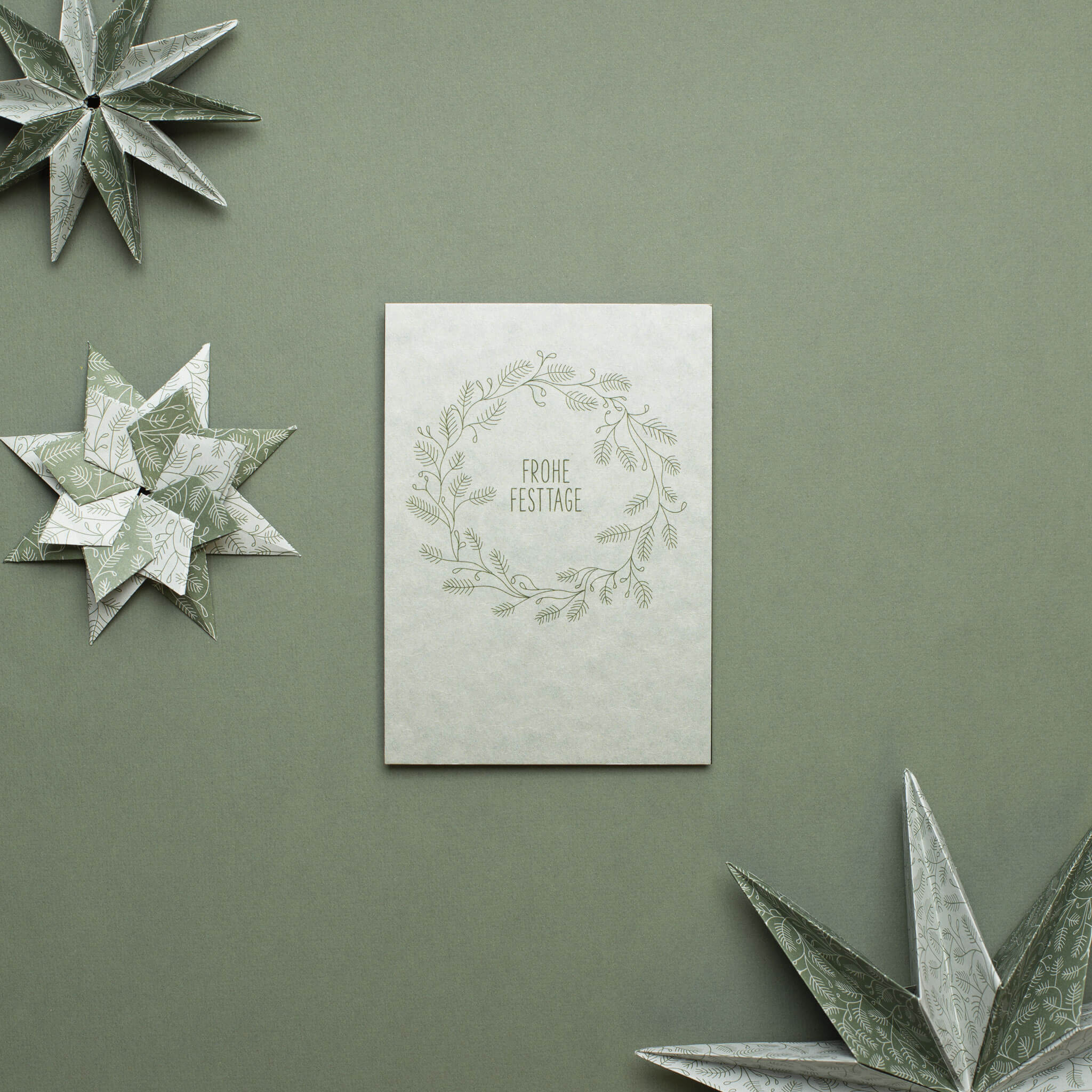 Postkarte &quot;Frohe Festtage&quot; -  stabile Karte aus Holzschliffpappe mit Weihnachtskranz in mint von My Pretty Circus | PC-BRA2202-MI