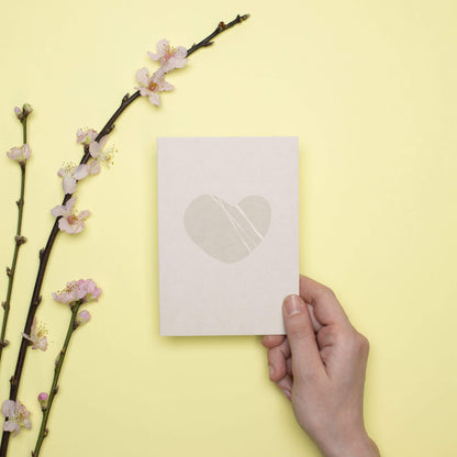 Postkarte &quot;Kieselherz&quot; - stabile Karte aus Holzschliffpappe mit grauem Stein in Herzform von My Pretty Circus | PC-PEB2101-LG