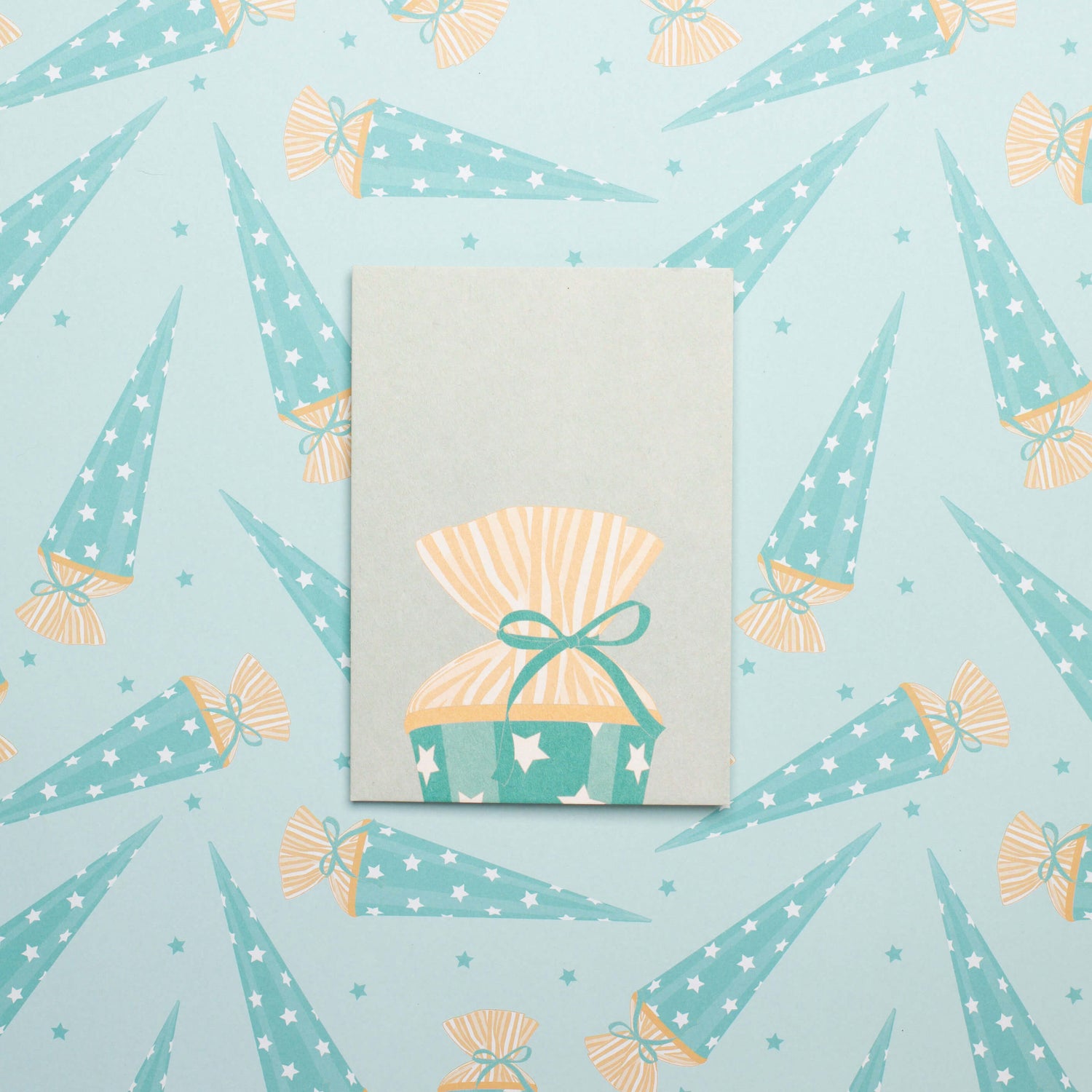 Postkarte &quot;Schultüte&quot; - stabile Karte aus Holzschliffpappe mit Zuckertüte in tükis und gelb von My Pretty Circus | PC-SCH2010-TQ