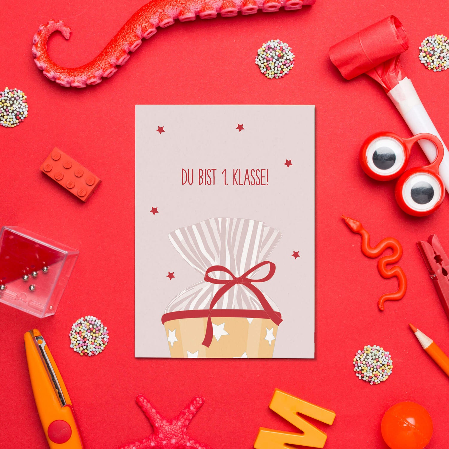 Postkarte Schultüte &quot;Du bist 1. Klasse&quot; - stabile Karte aus Holzschliffpappe mit Zuckertüte in rosa, rot und gelb von My Pretty Circus | PC-SCH2107_RO